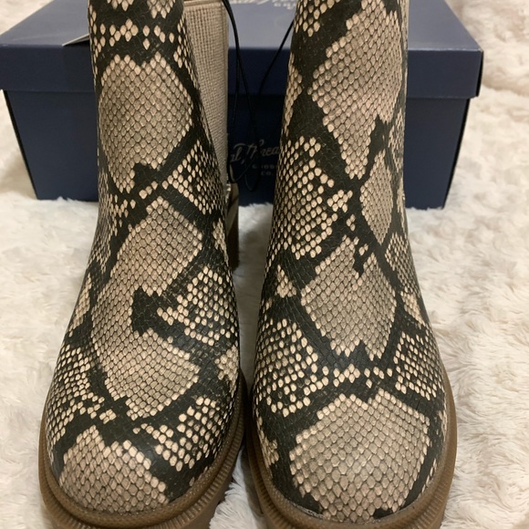 Boots - Picture 2 of 6